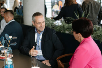 Mann und Frau sprechen am Tisch sitzend